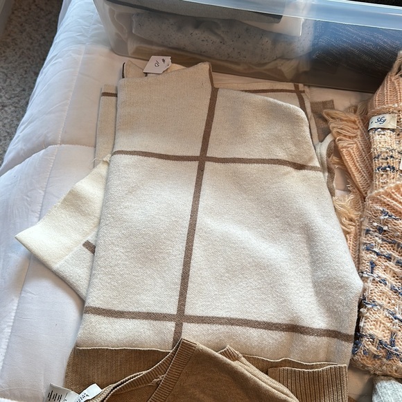 Six. Women’s assorted, sweaters size large\XL. - Picture 2 of 15